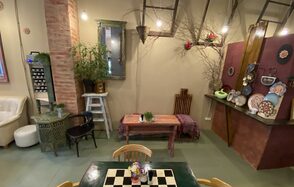 Уютное помещение с винтажной мебелью