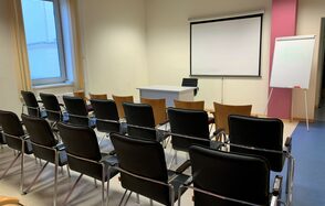 Зал с комфортными креслами для образовательных мероприятий