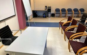 Зал с комфортными креслами для образовательных мероприятий