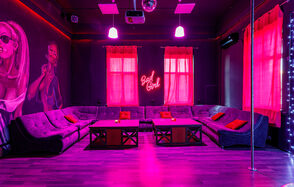 Темный лофт с розовыми акцентами