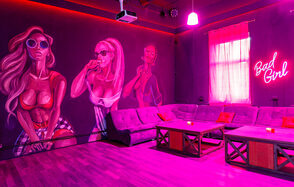 Темный лофт с розовыми акцентами