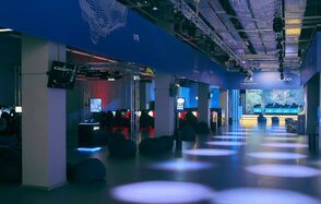 Современный зал с концертным оборудованием