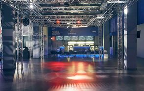 Современный зал с концертным оборудованием