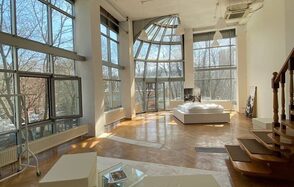 Двухэтажный зал с остеклением