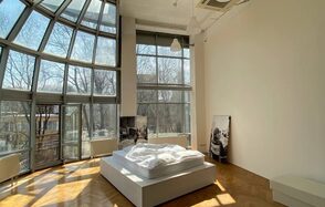 Двухэтажный зал с остеклением