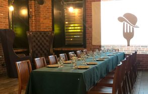 Bistro food. Лофт с черным потолком 