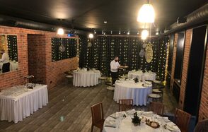 Bistro food. Лофт с черным потолком 