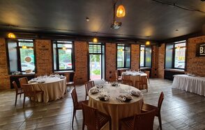 Bistro food. Лофт с черным потолком 