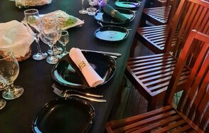 Bistro food. Лофт с черным потолком 