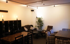 Светлый зал в тайм-кофейне