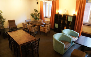 Светлый зал в тайм-кофейне