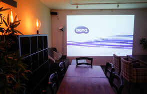 Светлый зал в тайм-кофейне