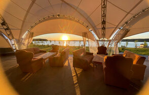 Шатер для праздников на берегу реки