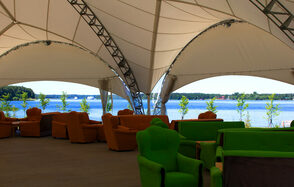 Шатер для праздников на берегу реки