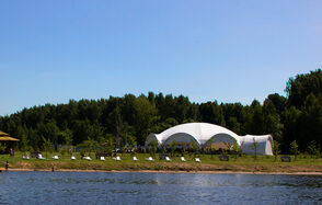 Шатер для праздников на берегу реки