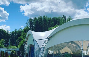 Шатер для праздников на берегу реки