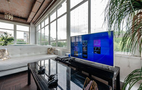 Светлая площадка с панорамными окнами