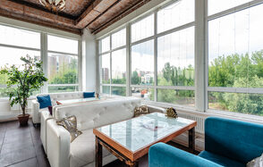 Светлая площадка с панорамными окнами