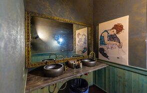 Светлая площадка с панорамными окнами