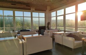 Светлая площадка с панорамными окнами