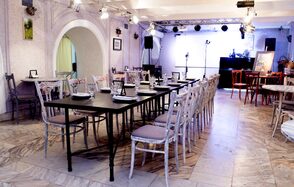 Лофт с витражными окнами