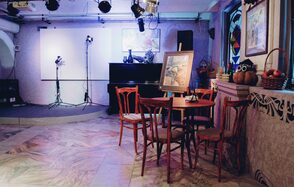 Лофт с витражными окнами