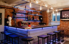 Лофт с витражными окнами