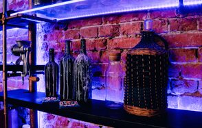 Лофт с витражными окнами