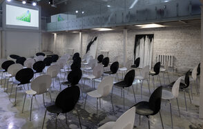 AG Loft (АГ Лофт). Белый лофт с галереей-балконом и верандой