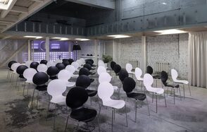AG Loft (АГ Лофт). Белый лофт с галереей-балконом и верандой