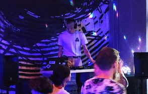 Бар под закрытие со сценой 