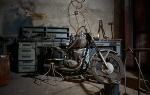 Бар под закрытие со сценой 