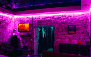 Неоновый лофт в центре Москвы