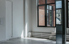 Белый лофт с верандой