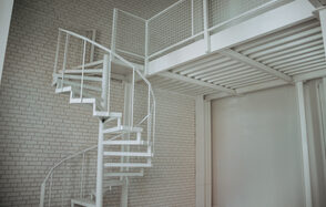 Белый лофт с винтовой лестницей  