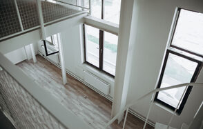 Белый лофт с винтовой лестницей  