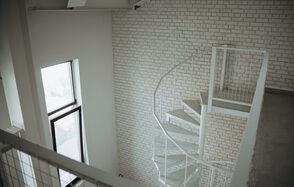 Белый лофт с винтовой лестницей  