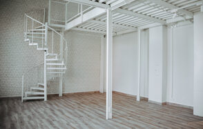 Белый лофт с винтовой лестницей  