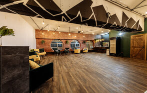 Лофт с круглыми окнами