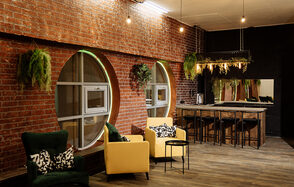 Лофт с круглыми окнами