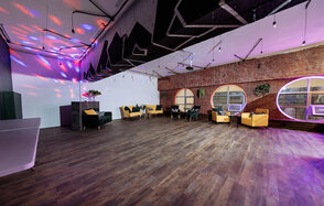 Лофт с круглыми окнами