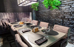 Мини-лофт с большим столом для камерных мероприятий