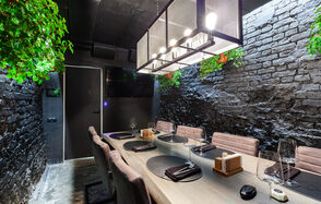 Мини-лофт с большим столом для камерных мероприятий