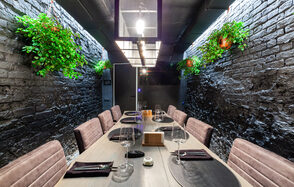 Мини-лофт с большим столом для камерных мероприятий