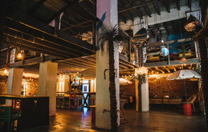 Двухуровневый лофт в гавайском стиле с верандой