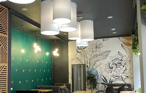 Кафе под закрытие с панорамными окнами