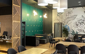 Кафе под закрытие с панорамными окнами