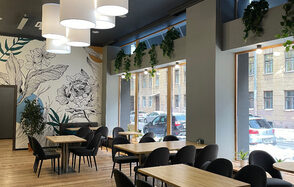 Кафе под закрытие с панорамными окнами