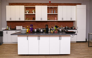 Многофункциональный лофт-кухня с островком