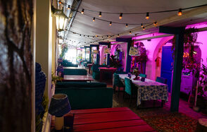 Индийский лофт-сад с тропическими растениями